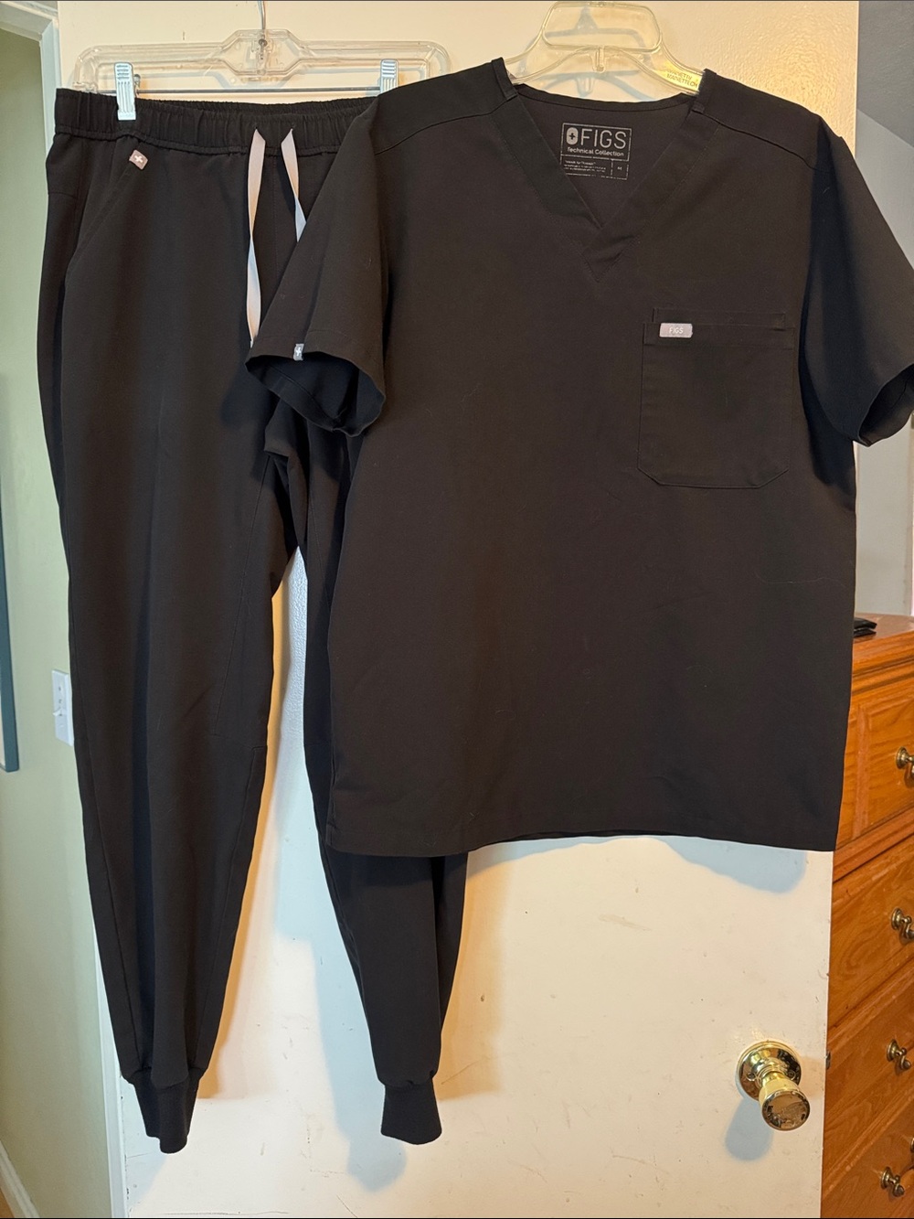 Men’s Figs Black V-Neck Scrub Top and Jogger Set